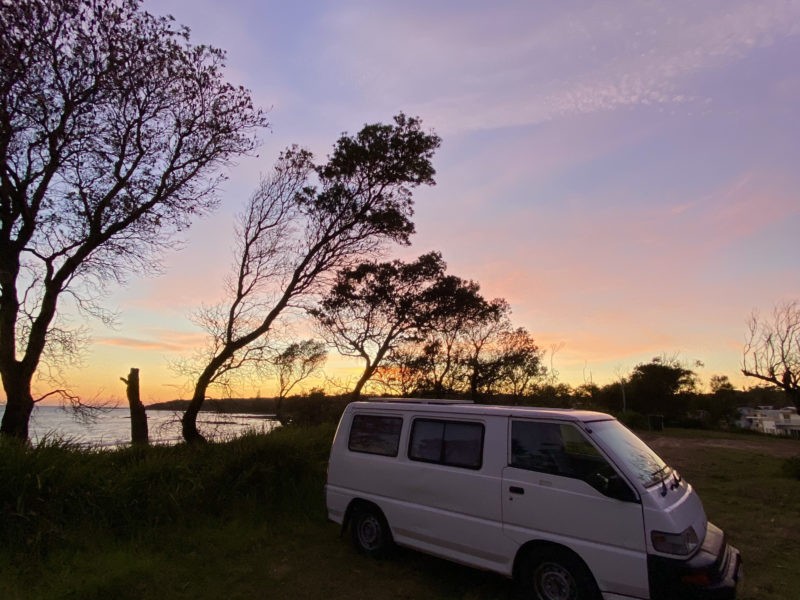 Van aparcada en un atardecer en Australia